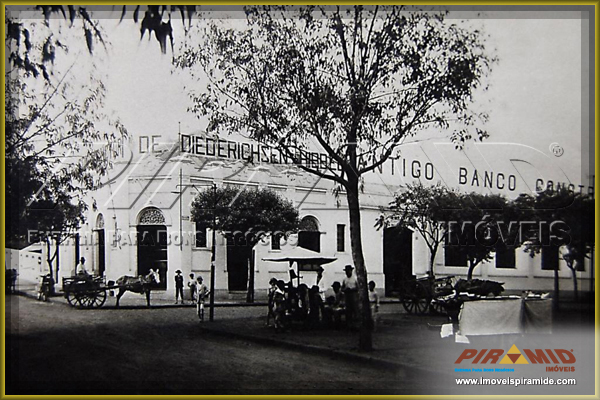 Antigo Banco Construtor - esquina So Sebastio.