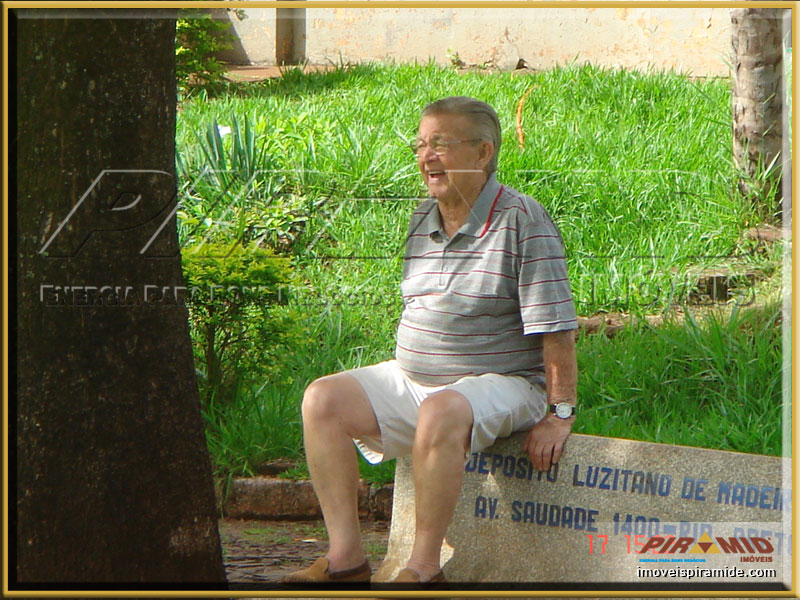 Nesta imagem, o saudoso Joaquim Porfrio, sentado em um banco ao lado do Grupo Escolar, contempla a vastido verde, do campo principal de futebol, circundada por dezenas de arvores de eucalpitos que ele plantar a muitos anos.