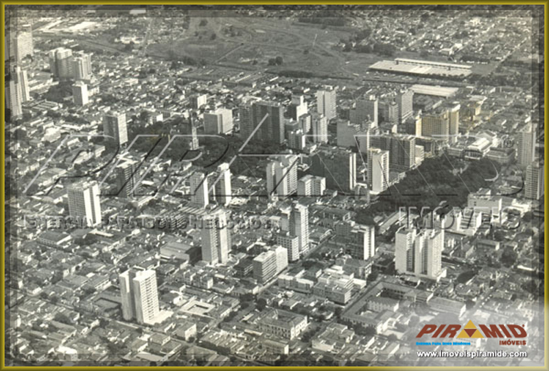 Ao fundo  Terminal Rodovirio e Mercado Municipal