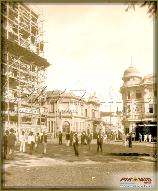 Edifcio em obras. Ao lado direito edificio Meira Jnior onde atualmente funciona o Pinguim II na sua parte terrea.