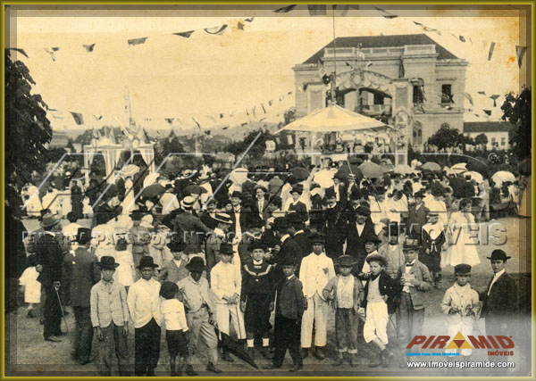 Teatro Carlos Gomes ao fundo em dia de festa