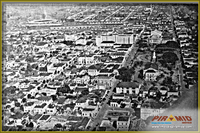 A direita o Palacio Rio Branco, a Praa Carlos Gomes, Teatro Carlos Gomes, Praa VX, Theatro Pedro II, Edifcio Diederichsen, entre as Ruas Gen. Osrio e Duque de Caxias. A esquerda Higienpolis e mais ao fundo a regio da Vila Tibrio destacando o estdio Luis Pereira (Botafogo).