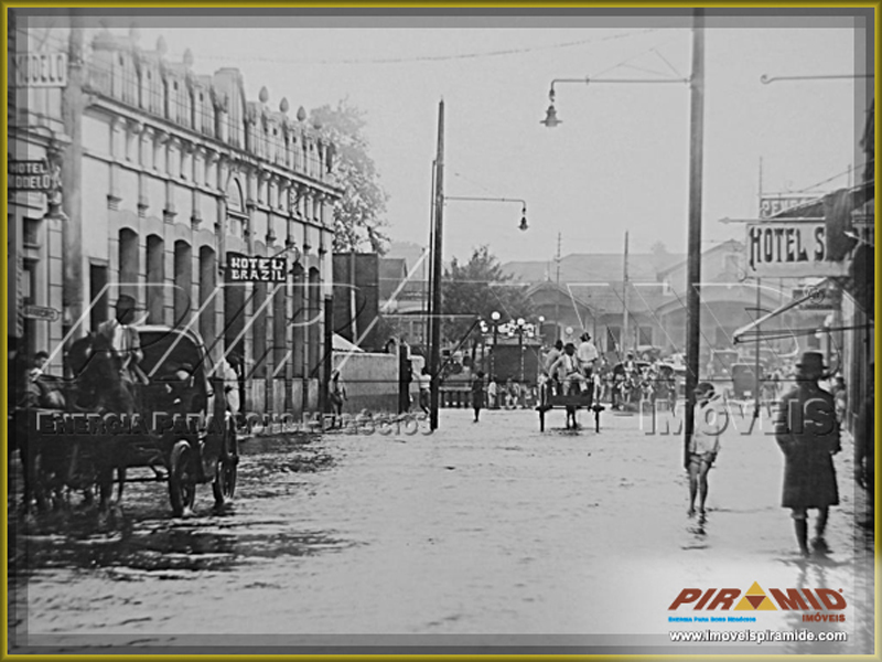 Em dias de chuvas, pela Rua General Osrio, se v a Estao Ferroviaria Mogiana na Av Jeronimo Gonalves.
Ao lado esquerdo  Hotel Brasil