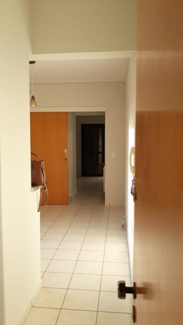Alugar Apartamento / Padrão em Ribeirão Preto. apenas R$ 830,00